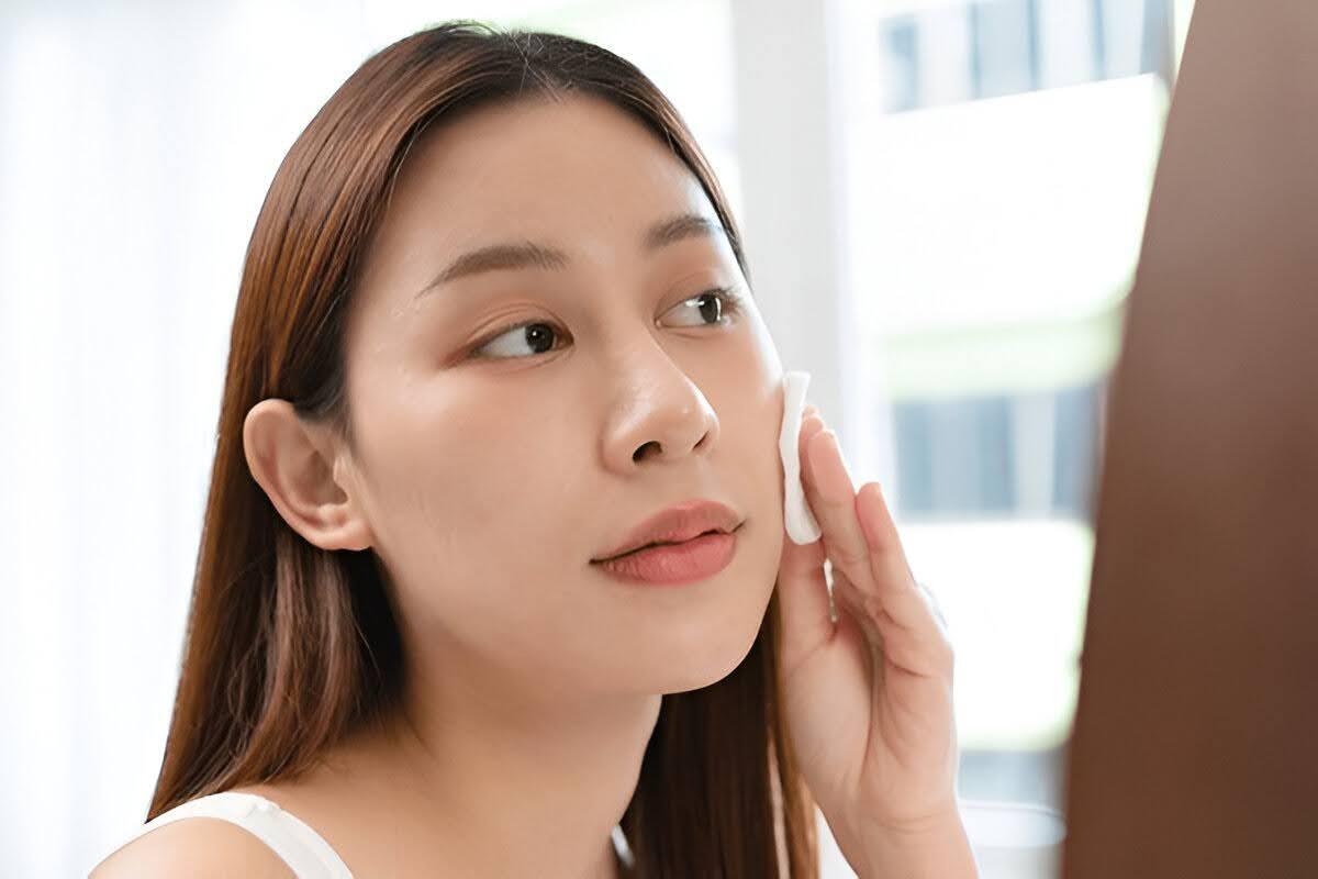 The Best Way to Use Makeup Remover Wipes for Clean, Healthy Skin